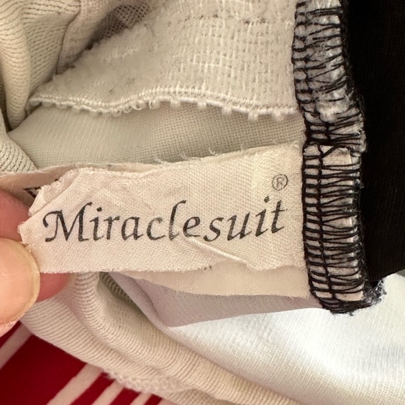 Miraclesuit Black and White Optical Illusion One Piece Swimsuit Size 14 - Picture 5 of 9